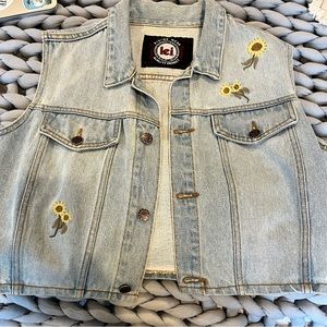 Adorable vintage cropped lei vest w sunflowers